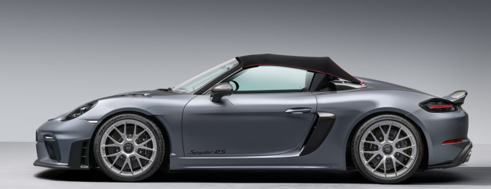Uitgelicht: de bijzondere lichtgewicht cabrioletkap van de Porsche 718 Spyder RS.